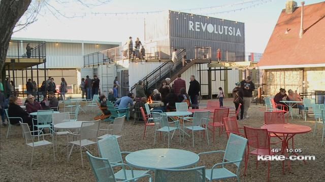 New shopping concept attracts big crowd on Black Friday